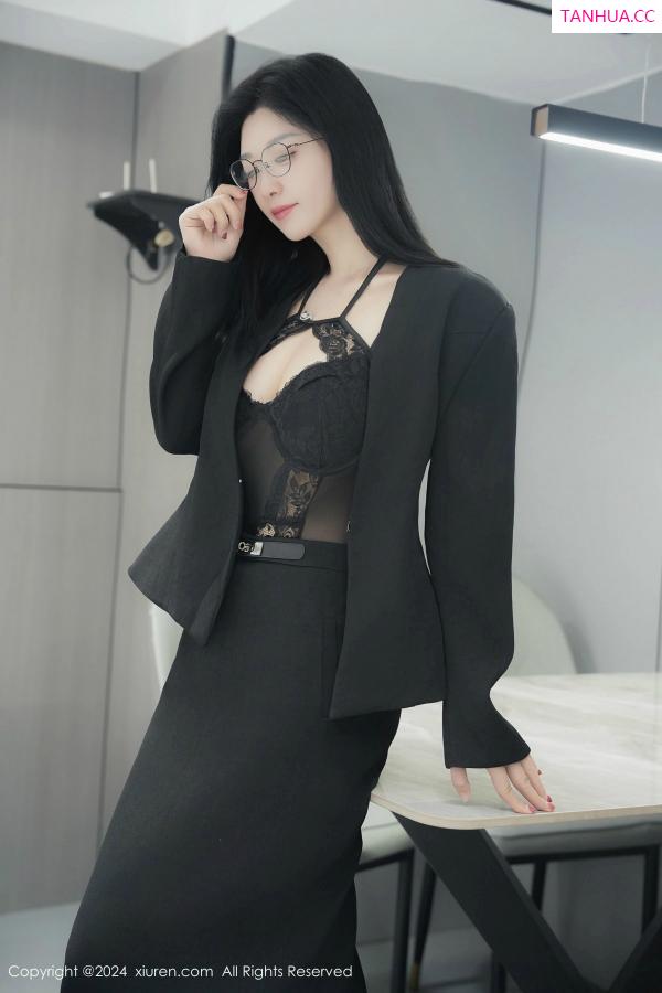   [XiuRen]高清写真图 2024.12.23 No.9639 雅茹老师 黑丝美臀第15张图片
